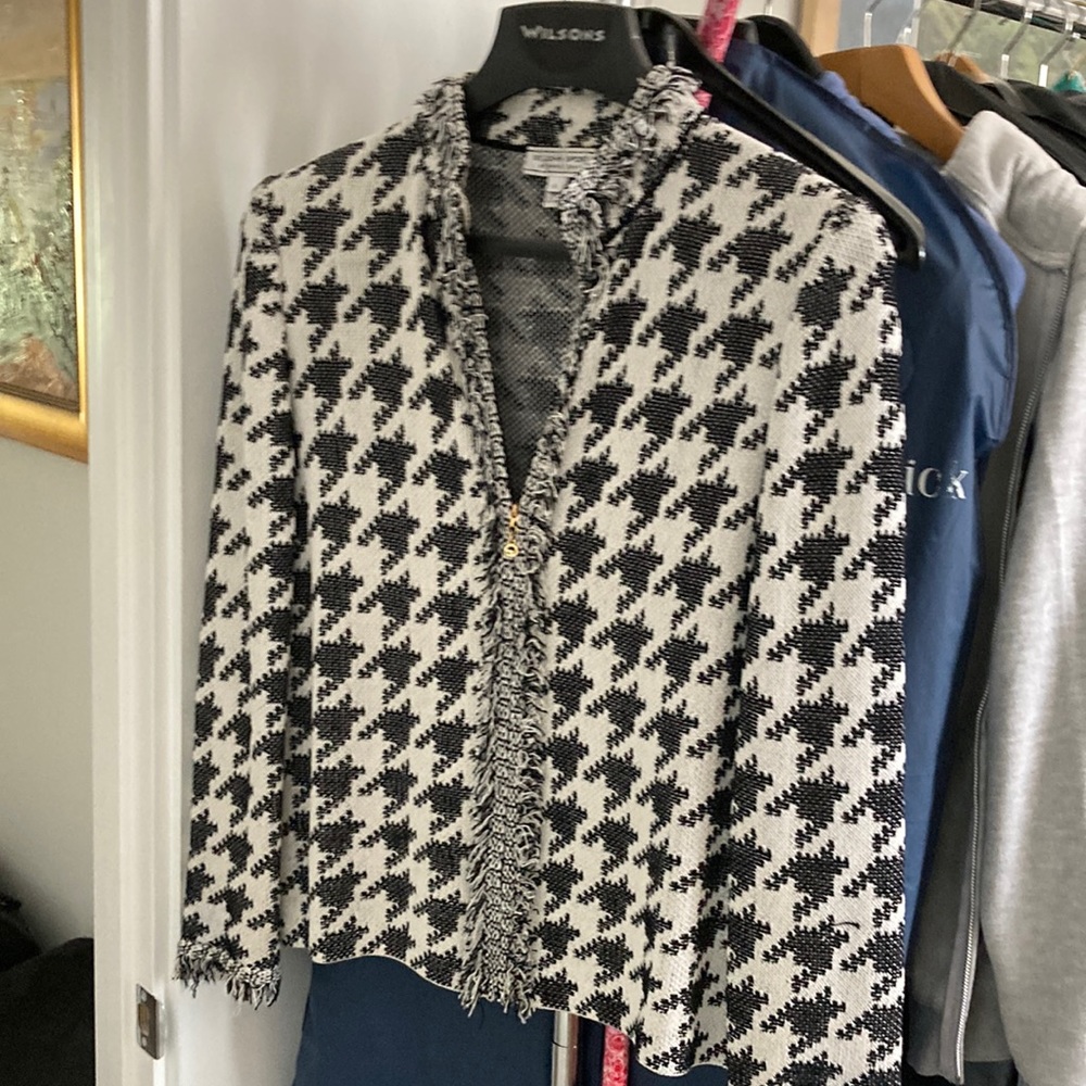 Short jacket in black and white!